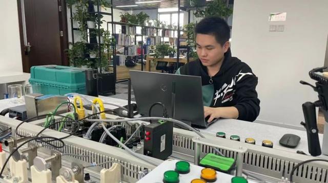 連摘三金！長寧代表隊(duì)在上海市第一屆職業(yè)技能大賽軟件開發(fā)賽項(xiàng)中表現(xiàn)搶眼
